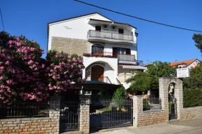 Vila Jelena - Apartment for 6 to 8 persons in Sv Filip i Jakov